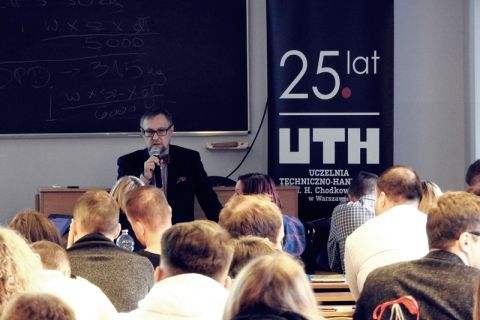 Wykład ZUS dla studentów UTH - Ekspert ZUS prowadzi zajęcia na temat ubezpieczeń społecznych w praktyce.JPG