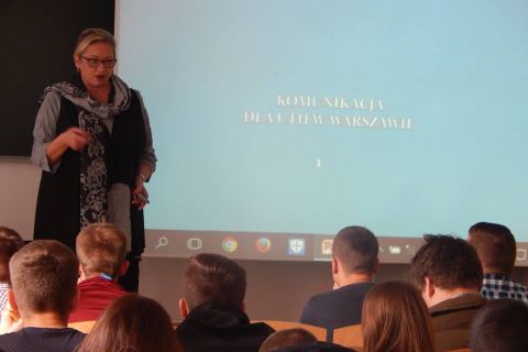 Wiesława Dróżdż odpowiada na pytania studentów dotyczące mediów.JPG