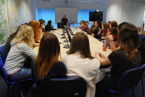 Grupa studentów słucha wykładu w sali konferencyjnej.JPG