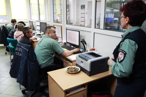 Pracownicy Służby Celnej omawiający dokumenty celne z uczestnikami praktyk.JPG