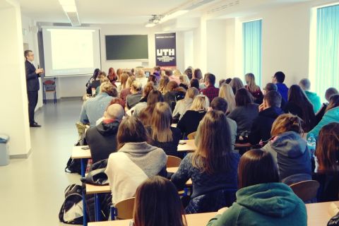 Uczestnicy spotkania z GPW na UTH - Studenci aktywnie uczestniczą w wykładzie o finansach i rynku kapitałowym.JPG